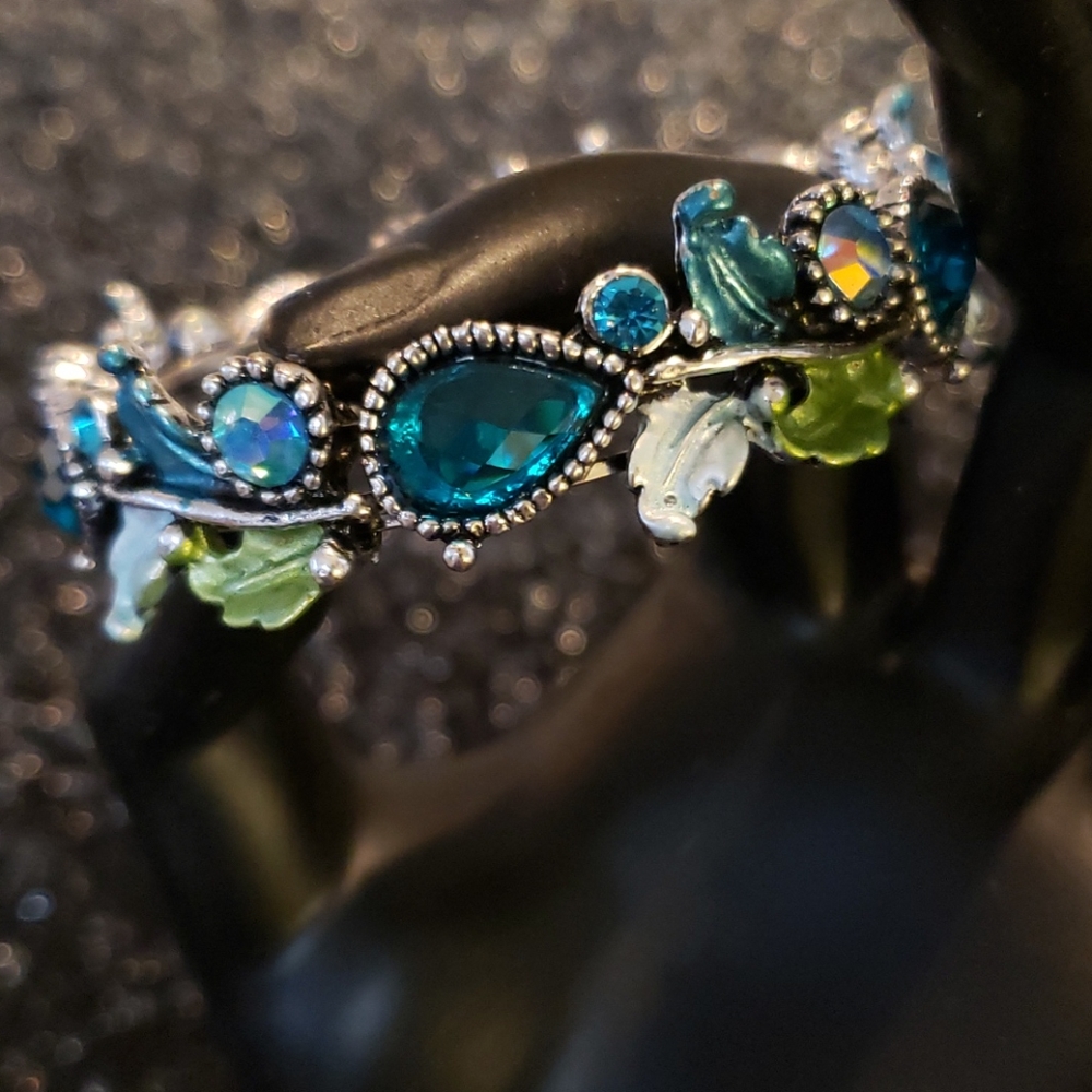 MULTICOLOR BEADED & PAINTED BRACELET
